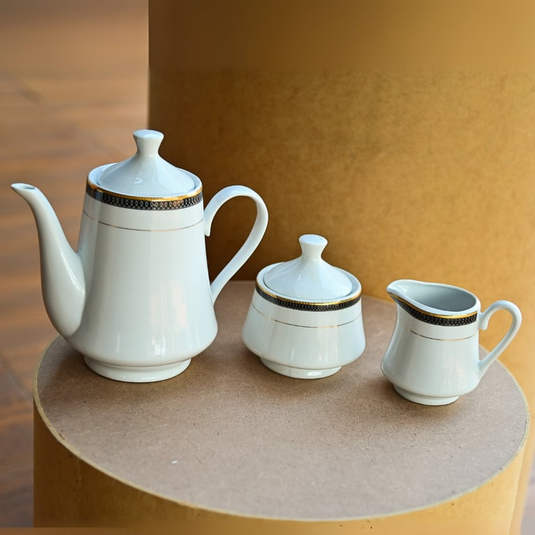 Conjunto para café com faixa preta e detalhes dourados