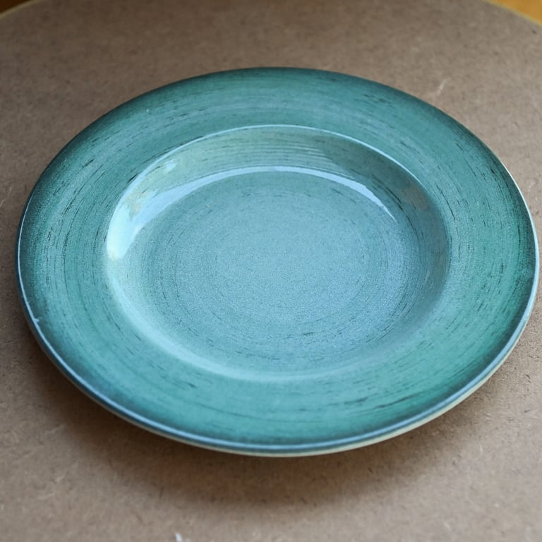 Prato raso em cerâmica verde musgo