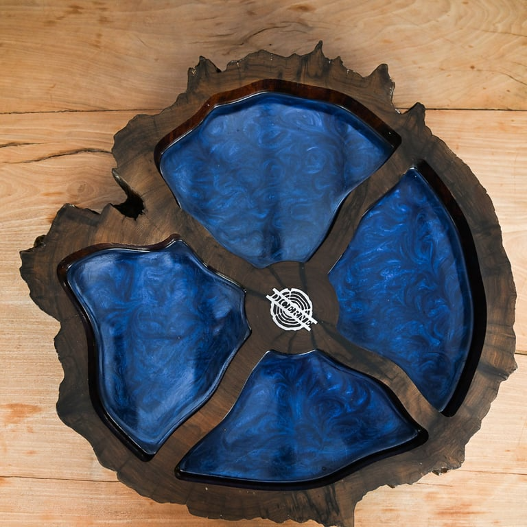 Bolacha rústica em madeira com resina azul