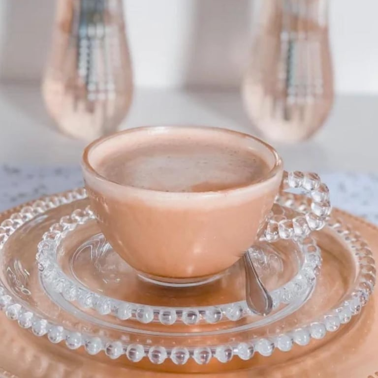 Conjunto com xícara, pires e prato de sobremesa em vidro cristalino