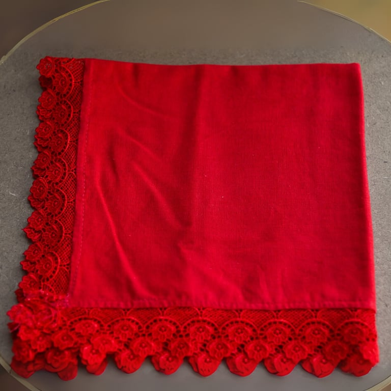 Guardanapo de tecido vermelho com acabamento em bordado