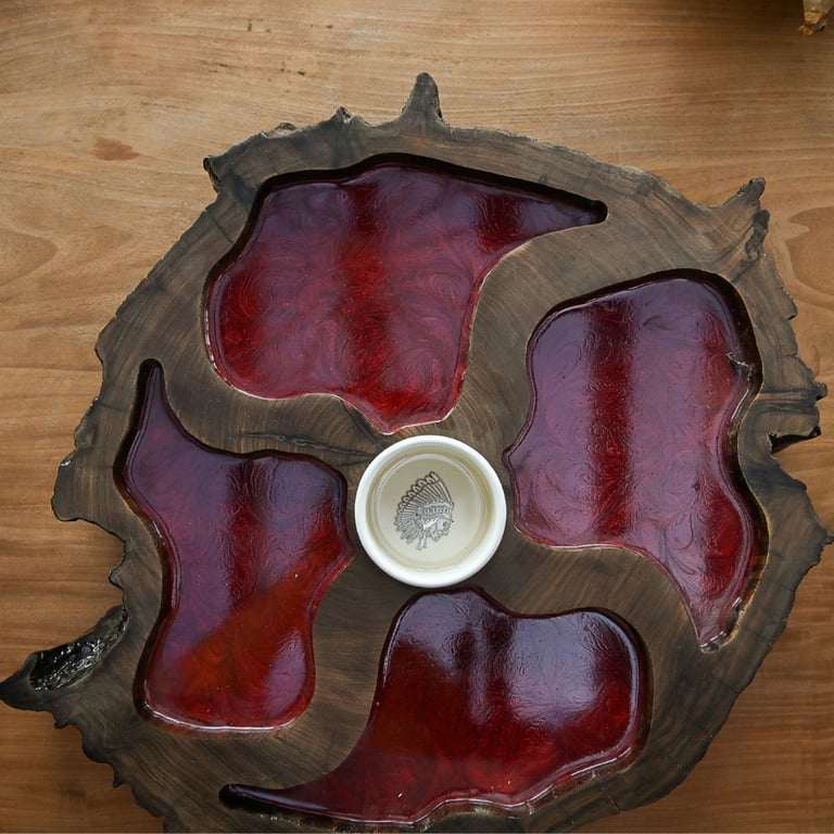 Bolacha rústica em madeira com resina vermelha