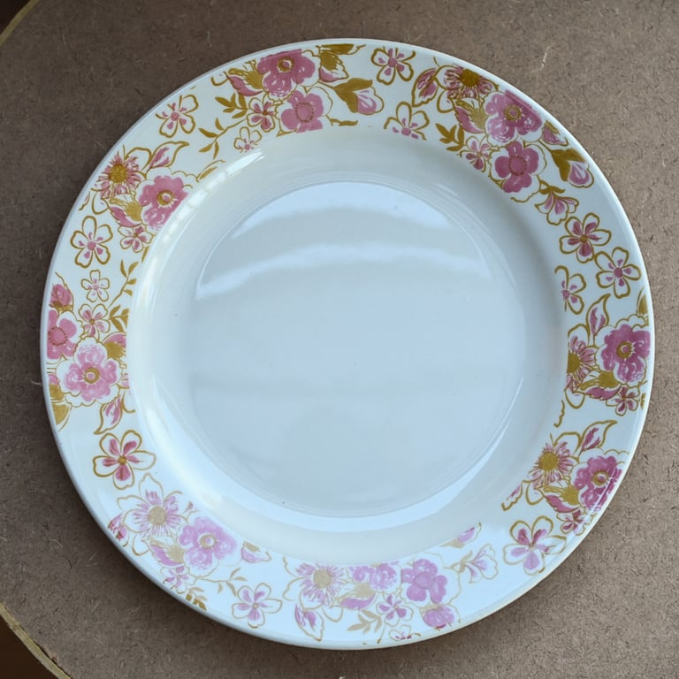 Prato raso com estampa floral rosa e amarela