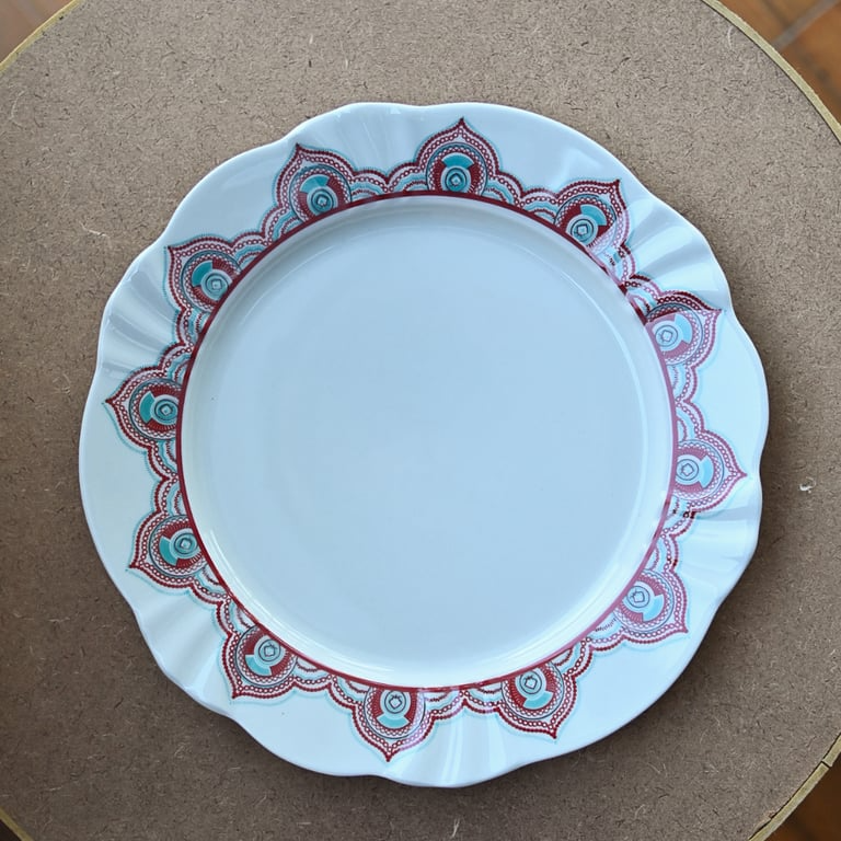 Prato raso com estampa mandala em vermelho e azul