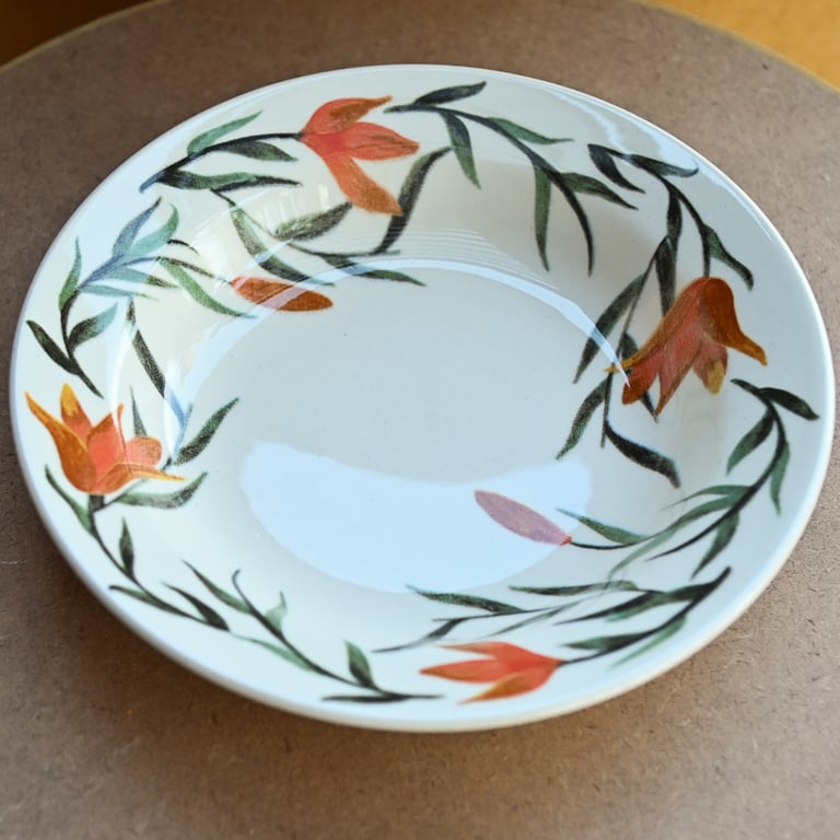 Prato fundo em cerâmica esmaltada com estampa floral em laranja
