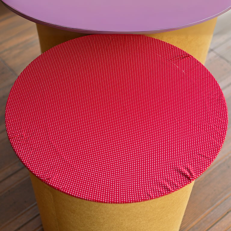 Jogo americano vermelho com estampa de poá