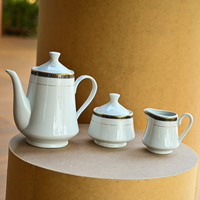 Conjunto para café com faixa preta e detalhes dourados