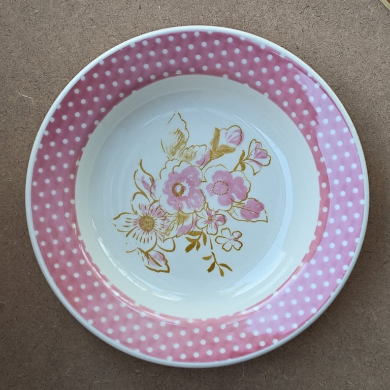 Prato fundo com estampa floral e borda rosa de poá
