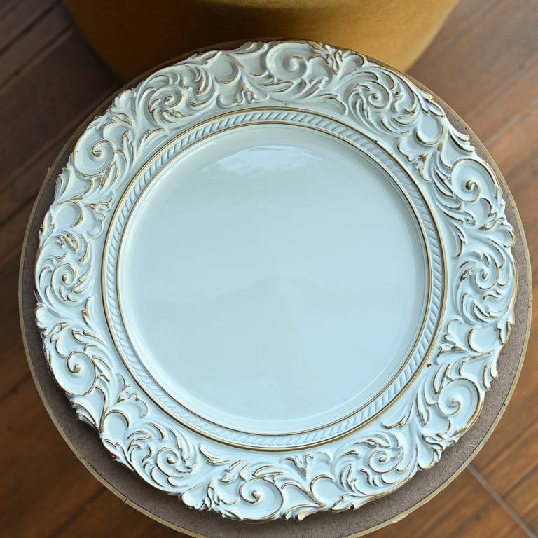 Sousplat com relevo barroco em tom dourado