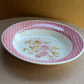 Prato fundo com estampa floral e borda rosa de poá