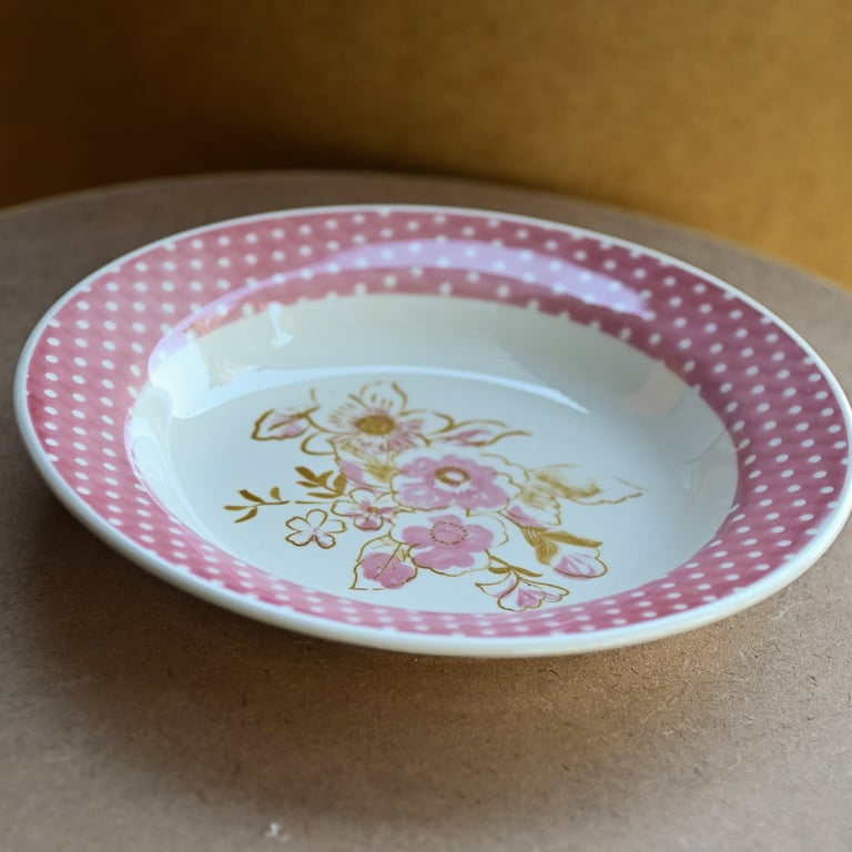 Prato fundo com estampa floral e borda rosa de poá