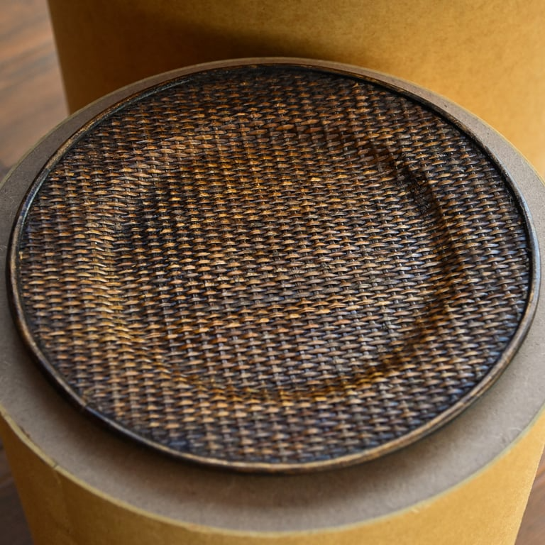 Sousplat com textura tramada e acabamento rústico