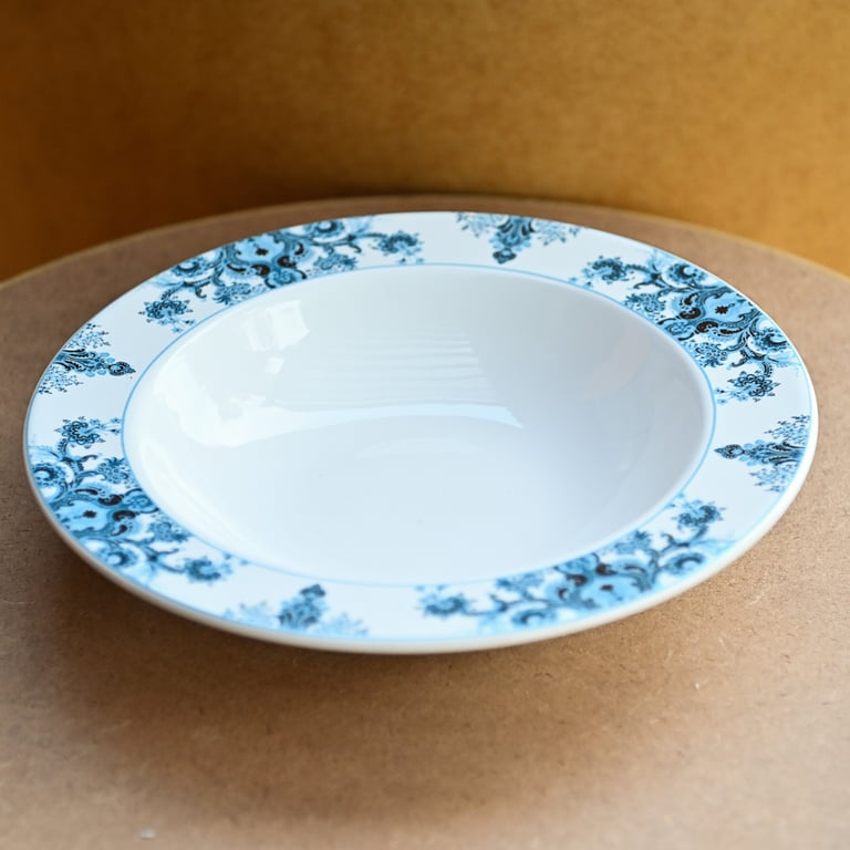 Prato fundo em porcelana branca com estampa floral clássica azul