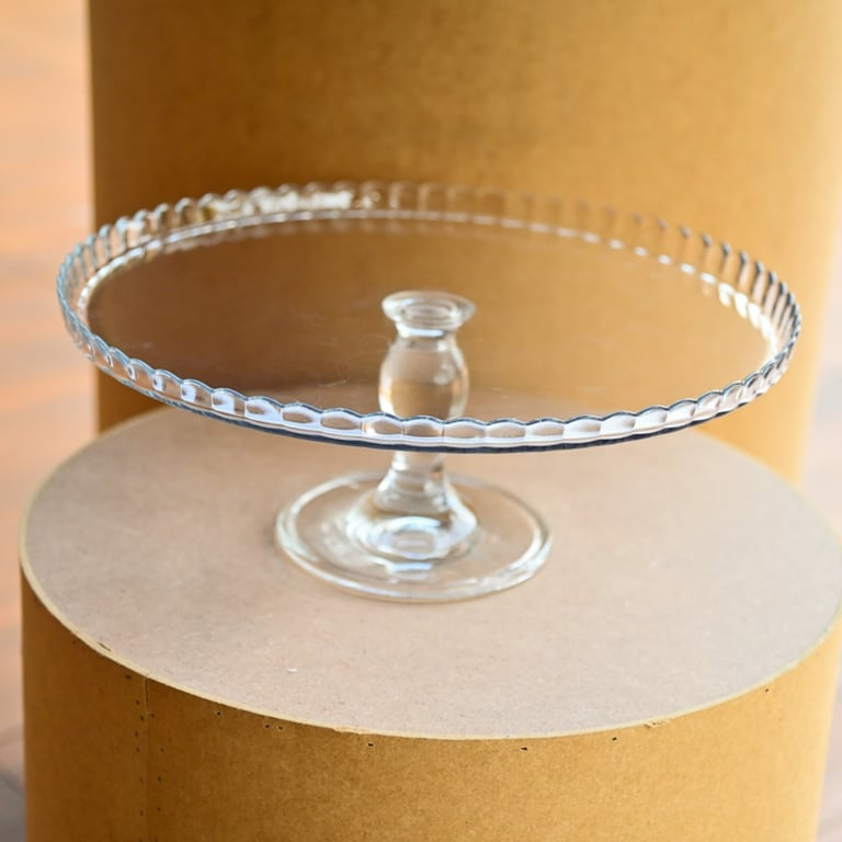 Boleira de vidro transparente com borda trabalhada