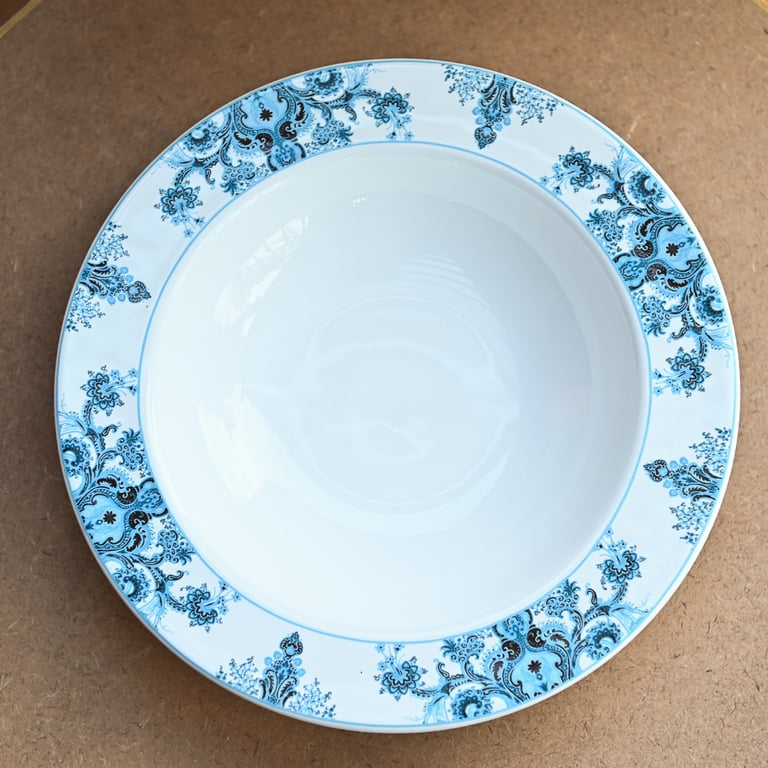 Prato fundo em porcelana branca com estampa floral clássica azul