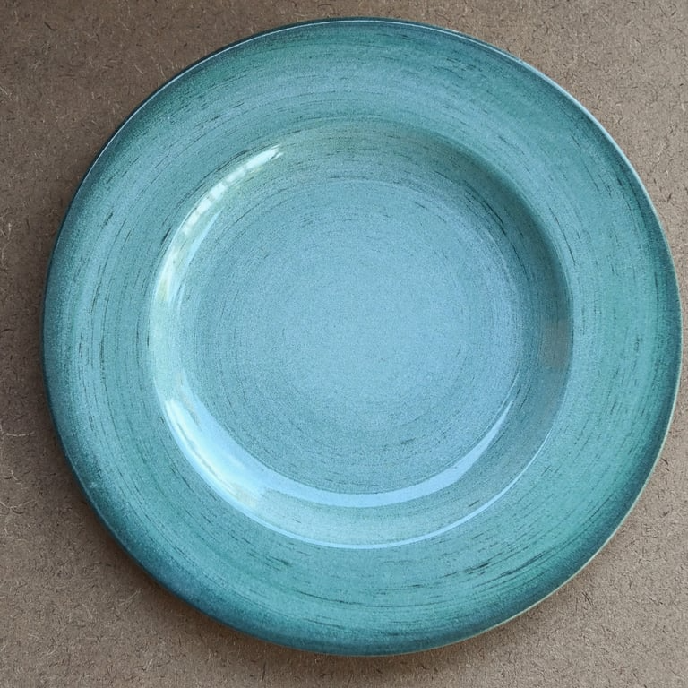 Prato raso em cerâmica verde musgo