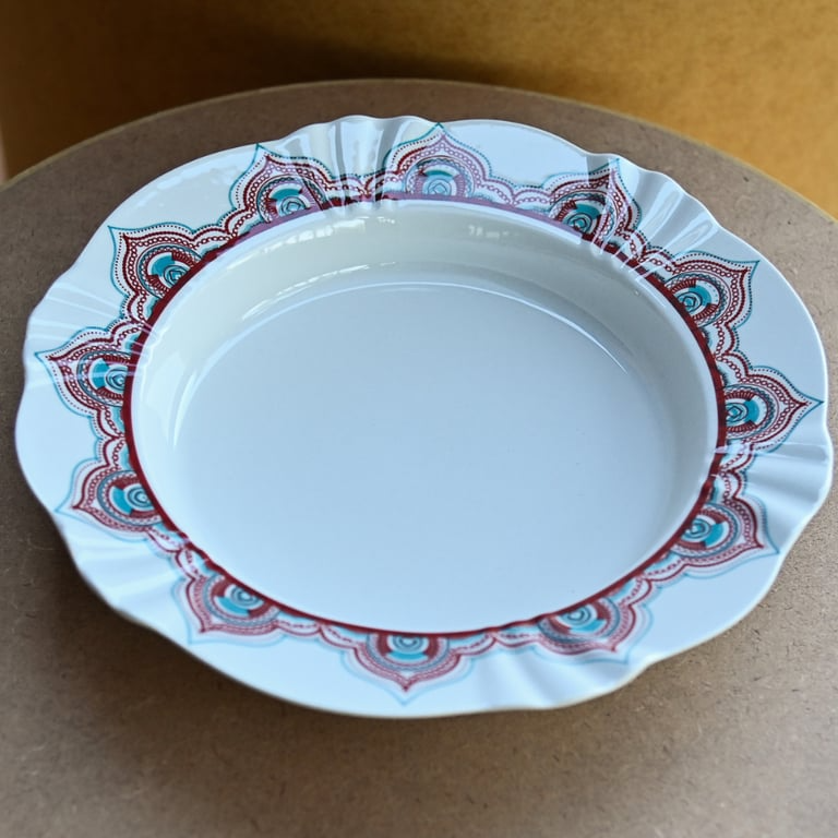 Prato fundo com estampa mandala em vermelho e azul