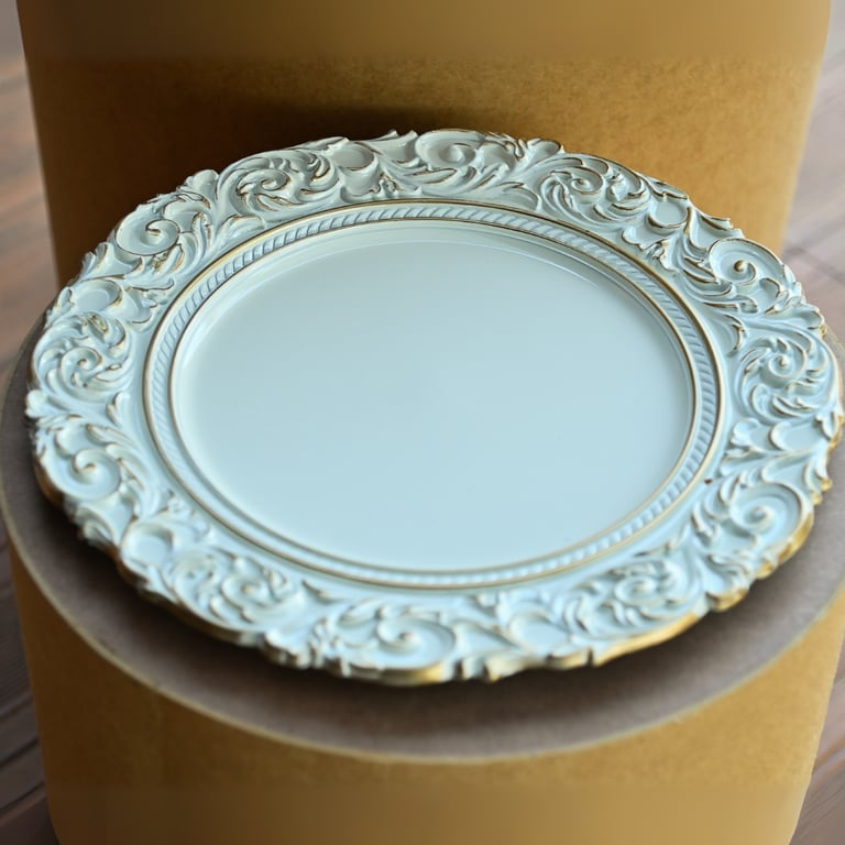 Sousplat com relevo barroco em tom dourado