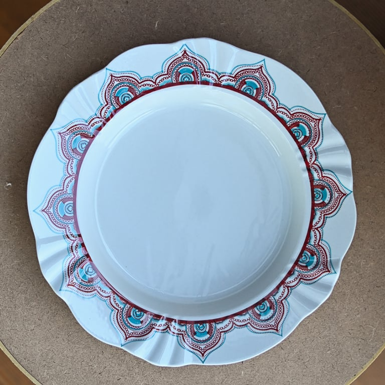Prato fundo com estampa mandala em vermelho e azul