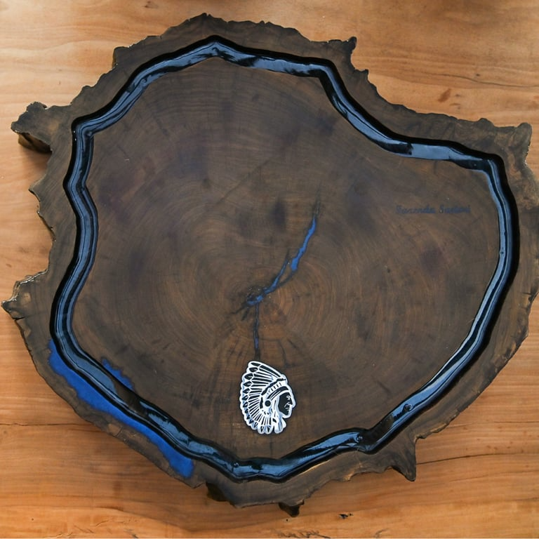 Bolacha rústica em madeira com resina azul