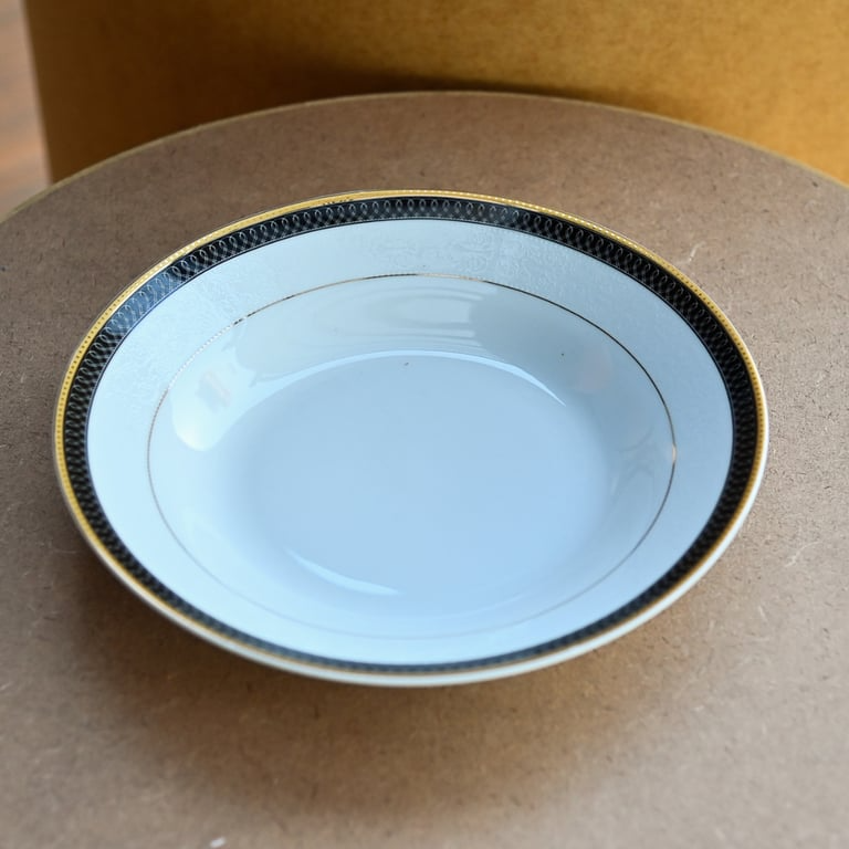 Prato fundo em porcelana branca com borda preta texturizada